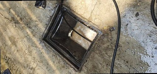 오산 세교동 하수구막힘 배수구 주변의 물 빠짐과 오염 상태를 확인하는 모습