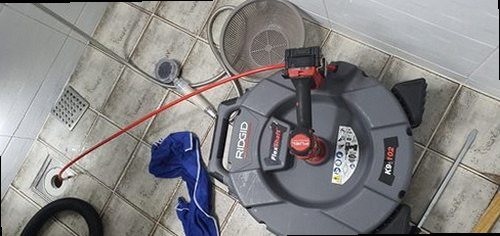 오산 남촌동 하수구막힘 배수구 주변 상태와 물 고임을 확인하는 모습