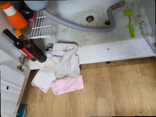 오산 청호동 하수구막힘 배수구 주변의 물 고임과 역류 흔적을 확인하는 모습